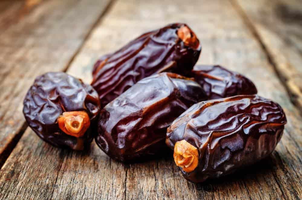 dates fruit op tafel